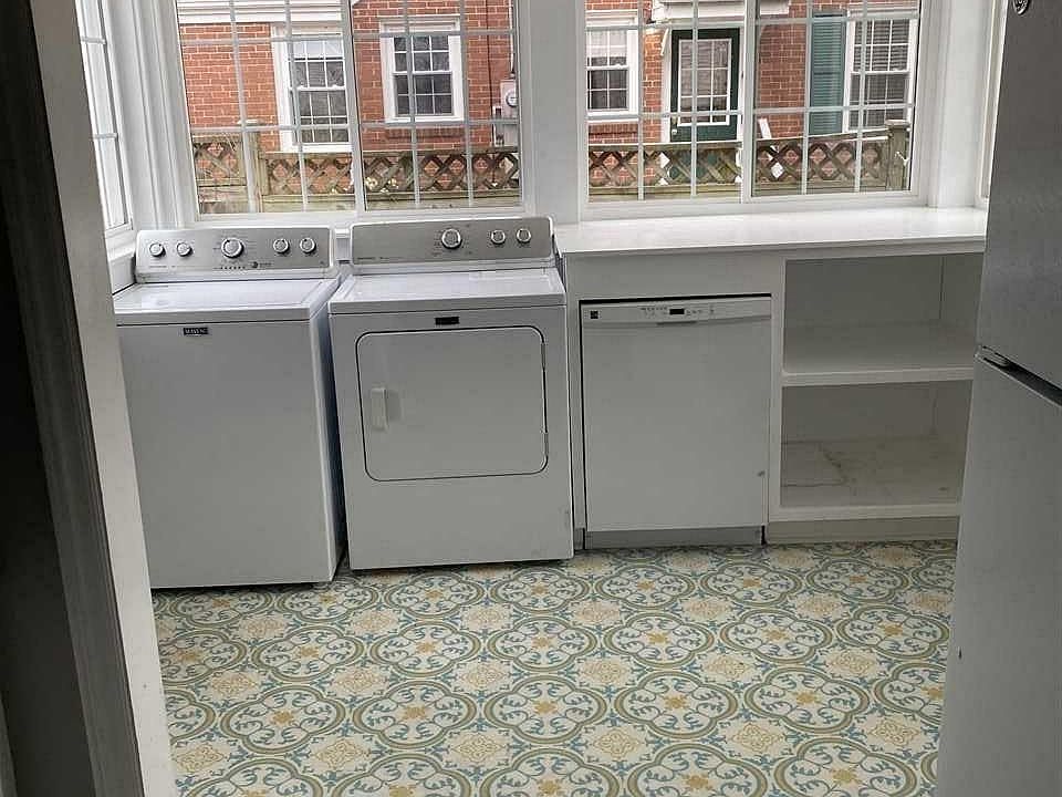 2nd image of 2525 Glendale Ave