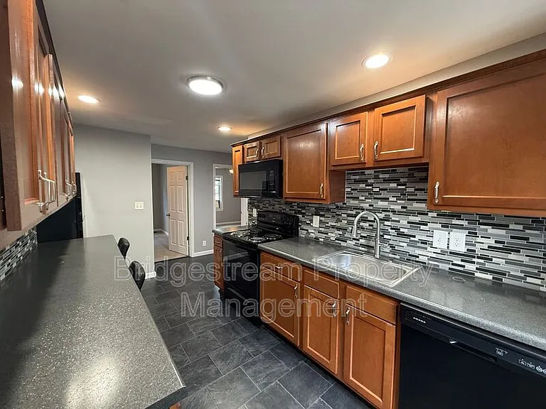 1102 S Crawford St — Photo 2
