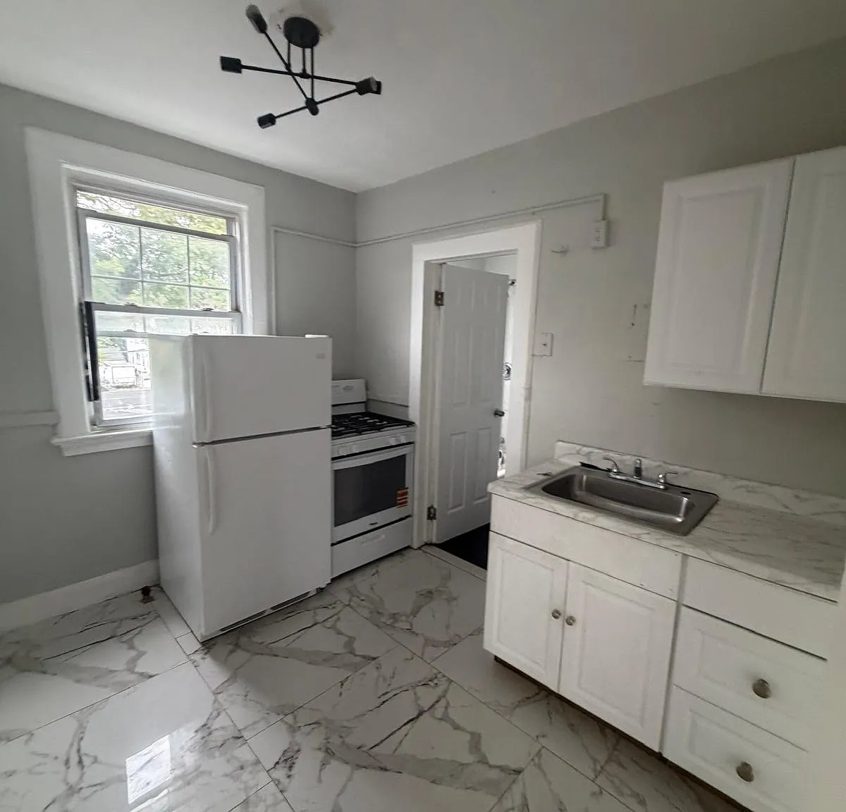 3 bed, $1,999 — Photo 1