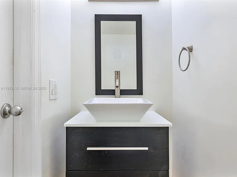 515 NE 38th St #10 — Photo 24