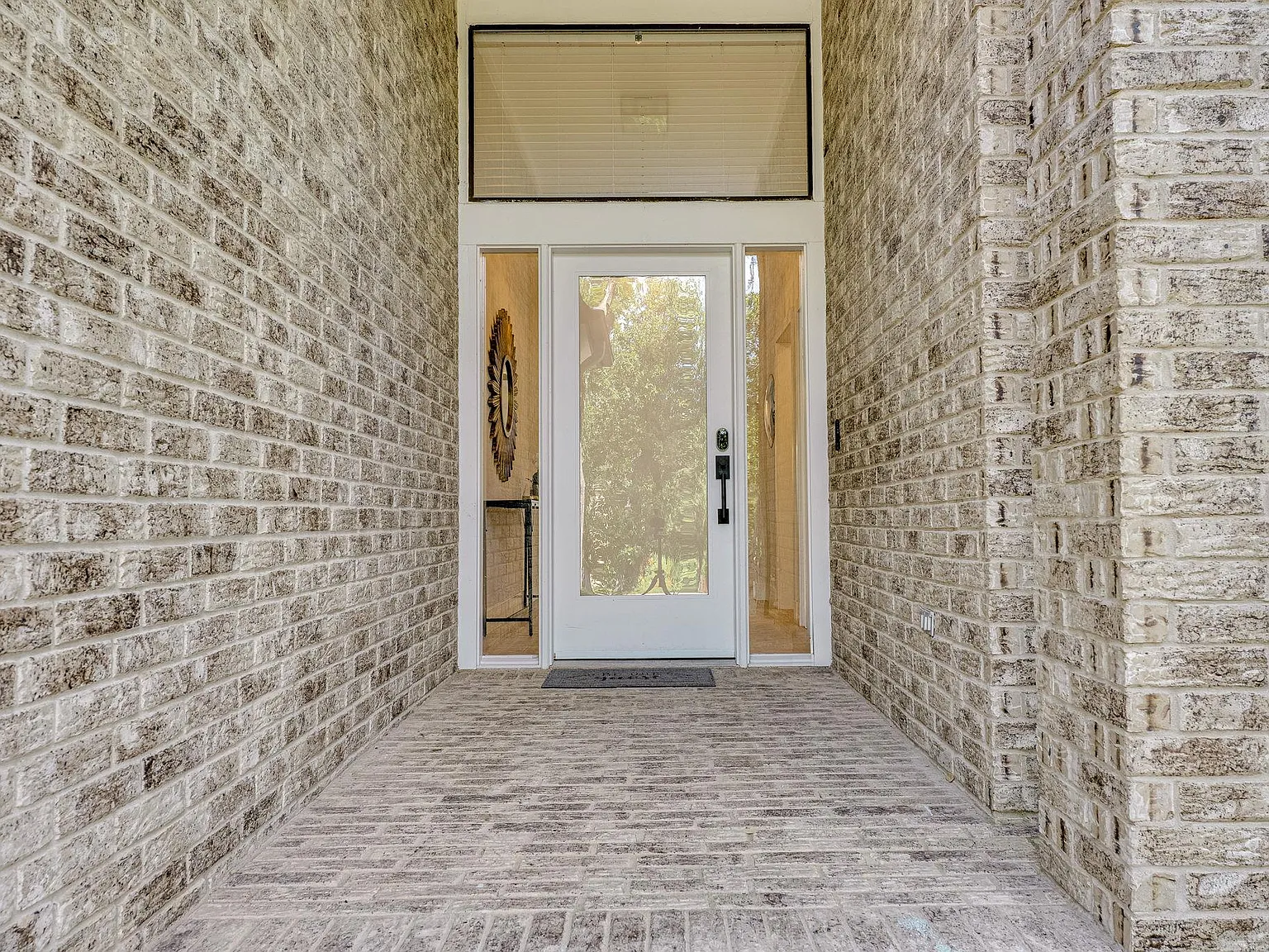 3 bed, 3.0 bath, 2817 sqft, $4,800 — Photo 3