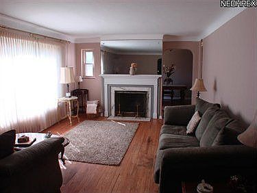 4th image of 924 Stuart Dr