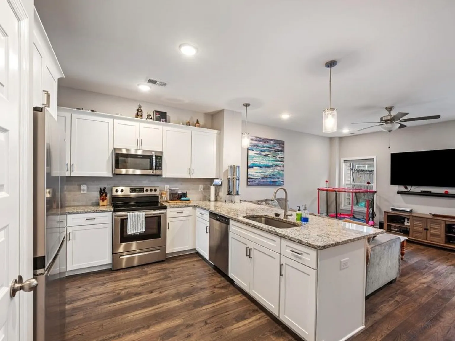 3 bed, 2.5 bath, 1475 sqft, $1,900 — Photo 1