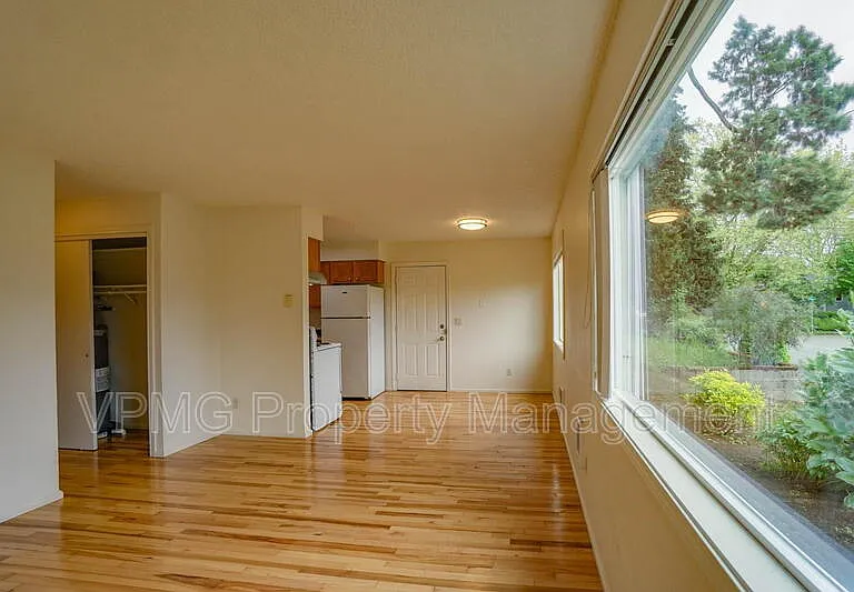 609 W McLoughlin Blvd — Photo 4