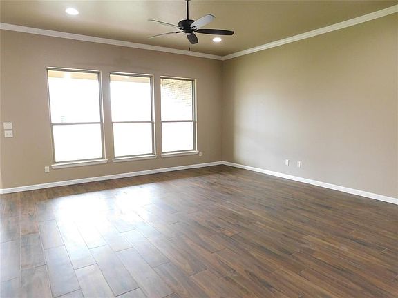 3rd image of 3215 Windcrest Dr