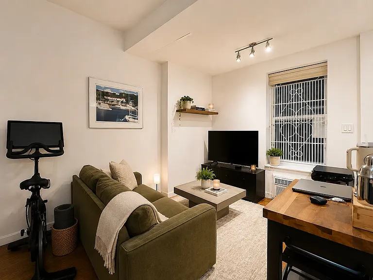 206 E 81st St #1B — Photo 1
