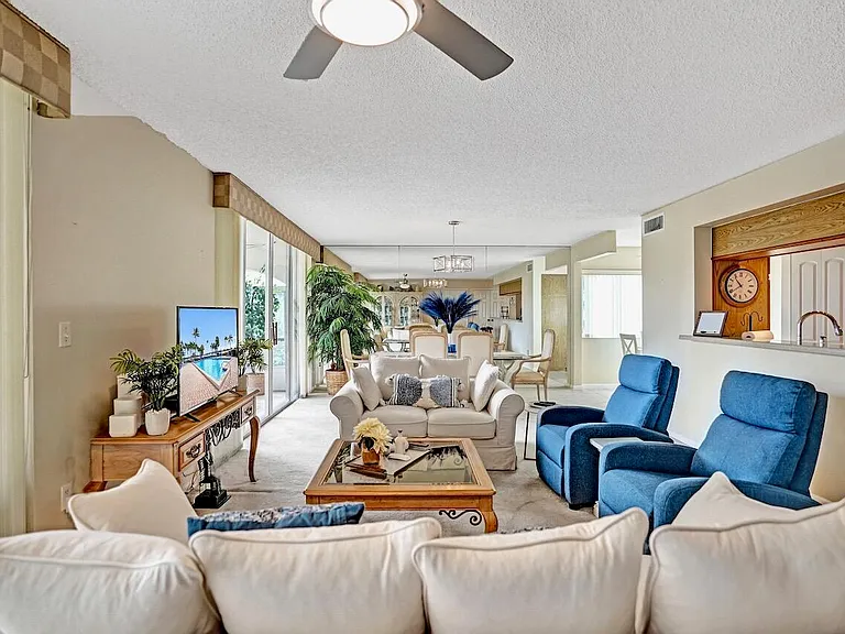 107 Half Moon Cir #H1 — Photo 17