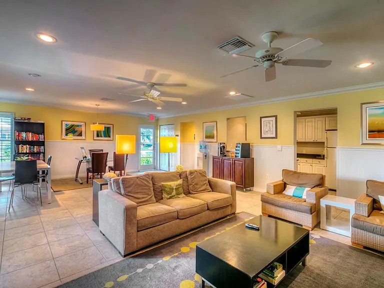 Naples 701 Apartments — Photo 37