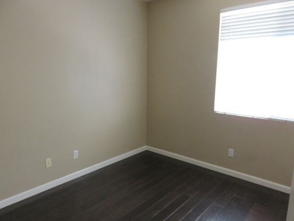 4th image of 637 Valleywood St