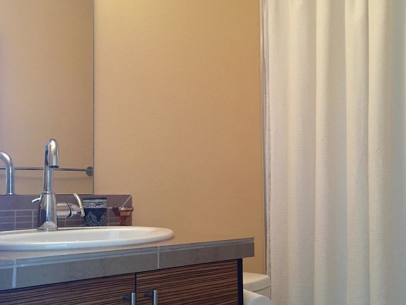 Full bath, guest