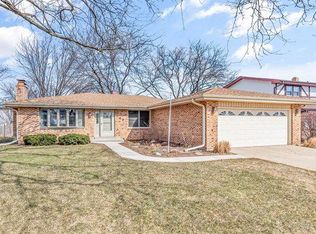 345 Canyon Trl, Carol Stream, IL 60188