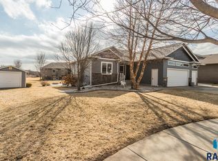 2825 E Sunflower Cir, Brandon, SD 57005