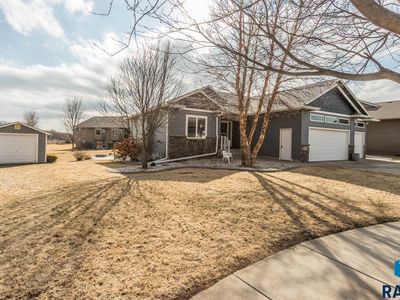 2825 E Sunflower Cir, Brandon, SD, 57005