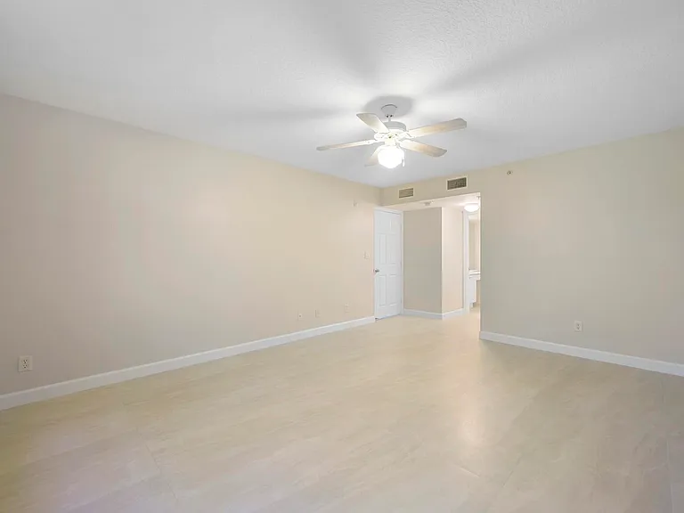 619 E Sheridan St #106 — Photo 15