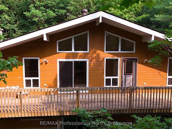 2nd image of 13 Hickory Cres