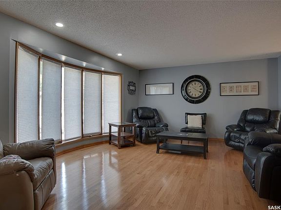 2nd image of 407 Chitek CRESCENT