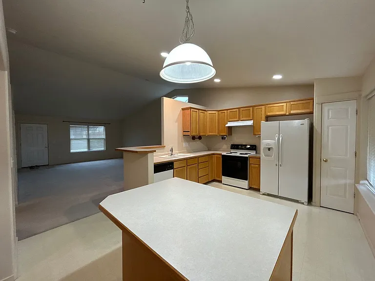 450 NE Hillcrest St — Photo 5