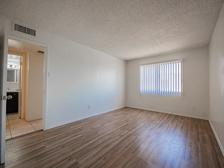5040 N 40th Ave — Photo 10