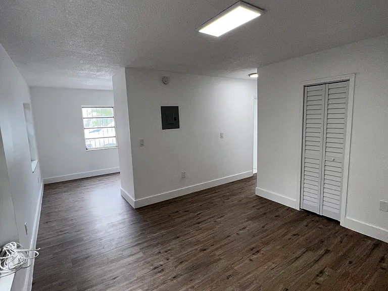 858 SW 2nd St #1 — Photo 9