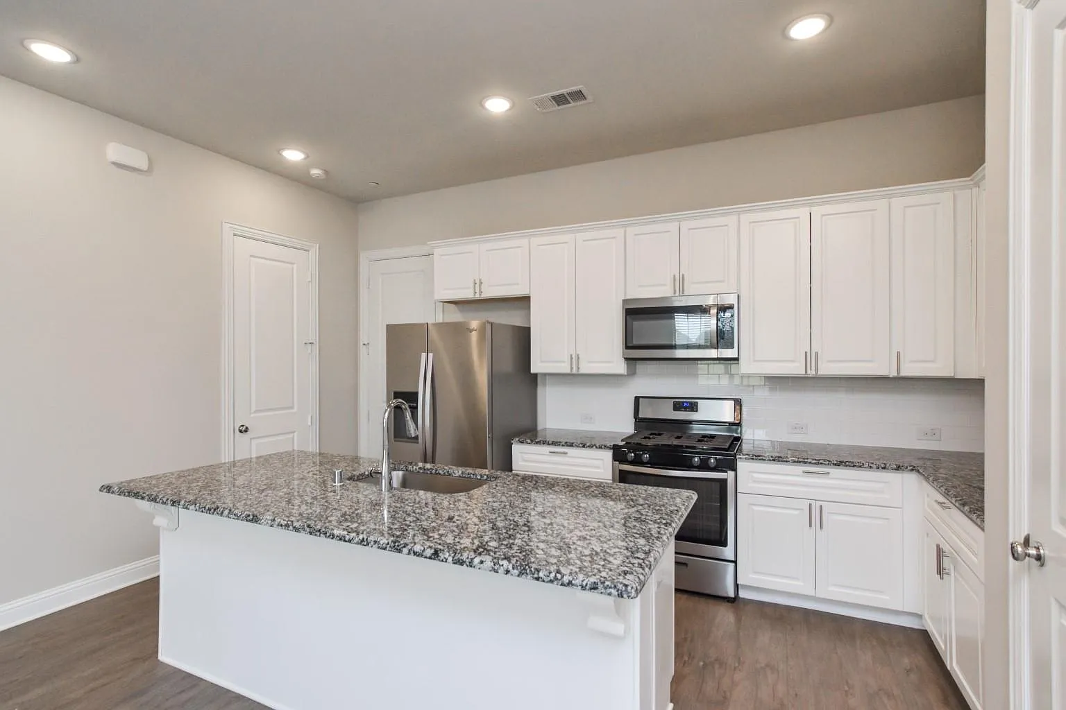 3 bed, 3.5 bath, 1900 sqft, $3,049 — Photo 4