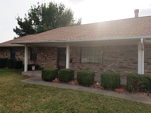 3rd image of 1701 Hillcrest Dr