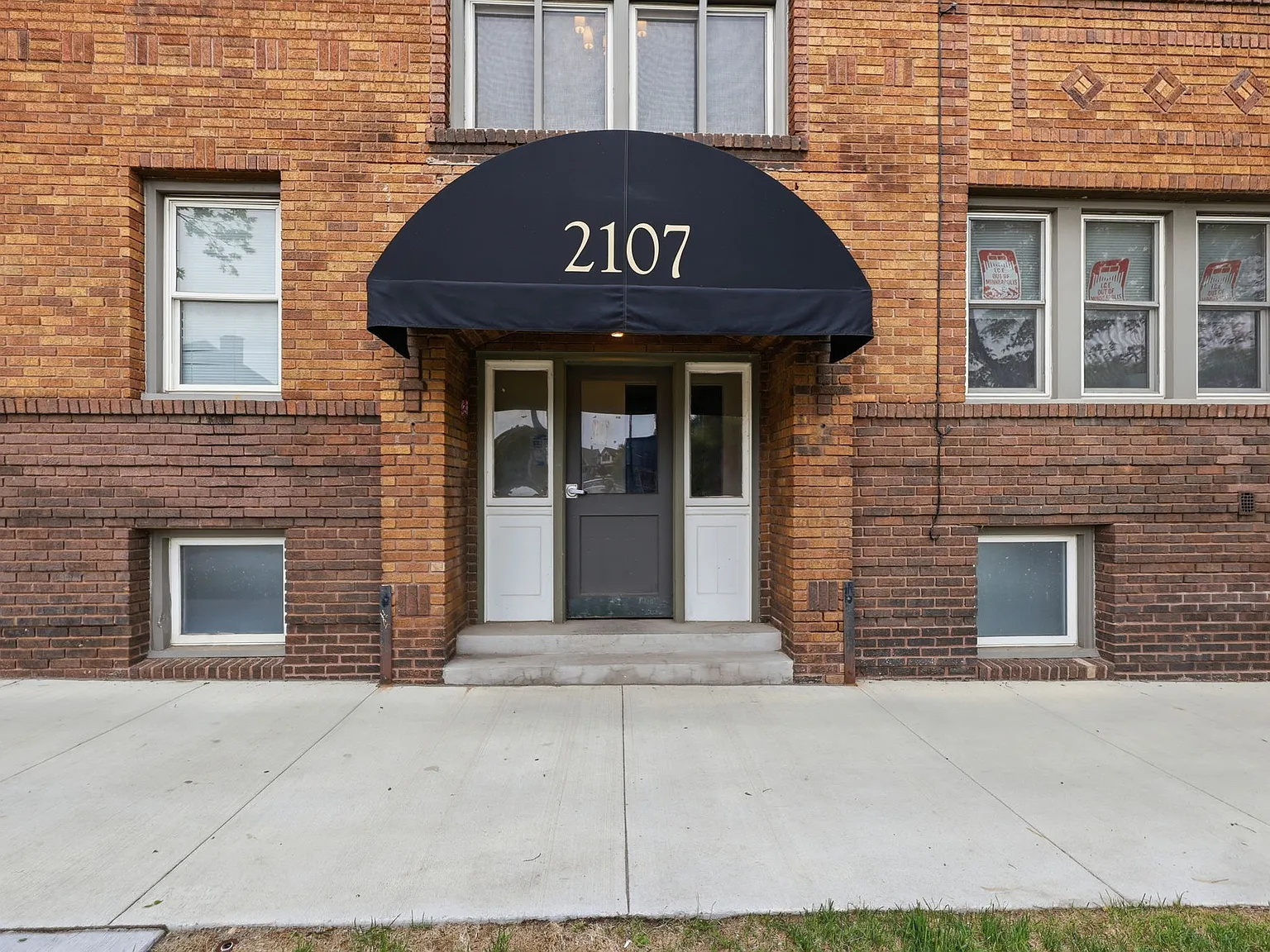 1 bed, 975 sqft, $1,240 — Photo 2