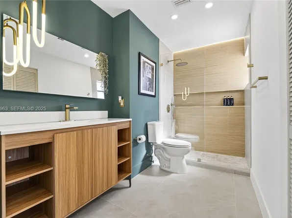 6243 NW 171st St, Hialeah, FL 33015