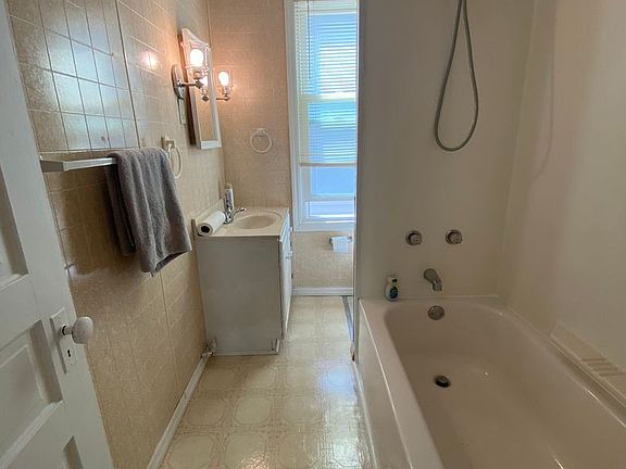 3rd image of 507 Sidney St Floor 2