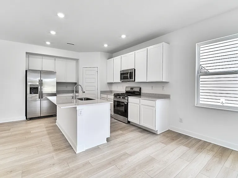 425 Eisenhower St — Photo 43