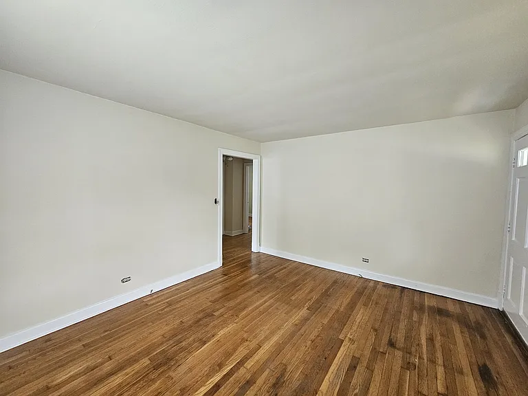 909 Rockland Ave — Photo 3