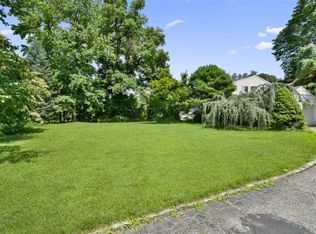 923 Middle Neck Rd, Great Neck, NY 11024