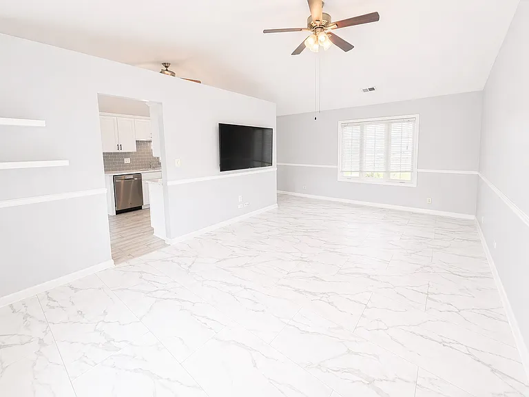 828 Huron Ct — Photo 3