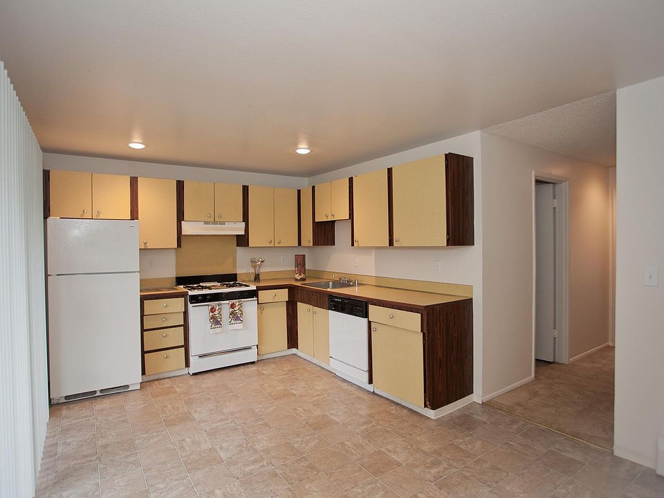 Huge Kitchen lots of cupboards