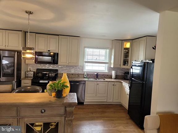 3rd image of 10 Ashland Brooke Ct
