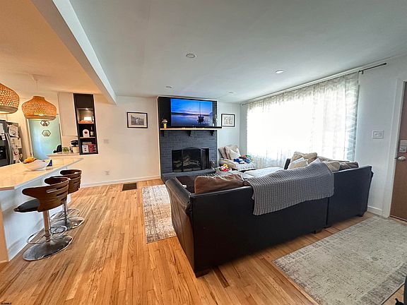 3rd image of 401 Aster Ave