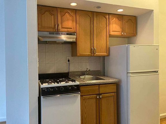 4th image of 424 W 57th St #102