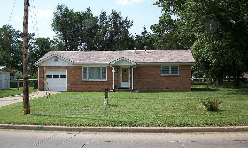 2 bedroom brick home w atatched garage