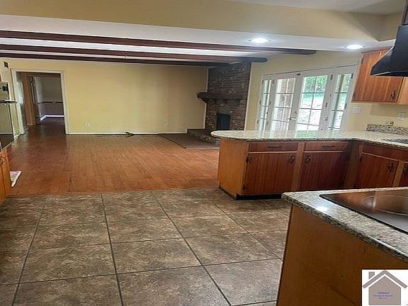 4th image of 94 Suwanee Cir