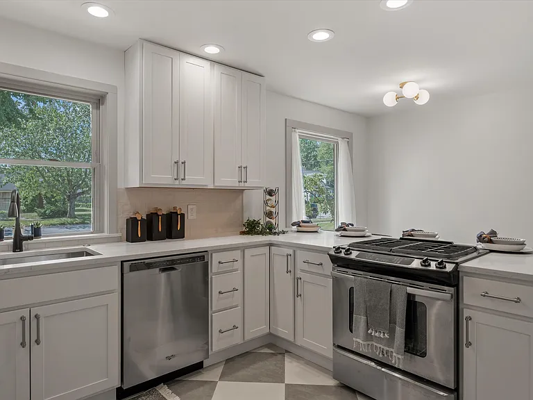 2121 E Madison St — Photo 8