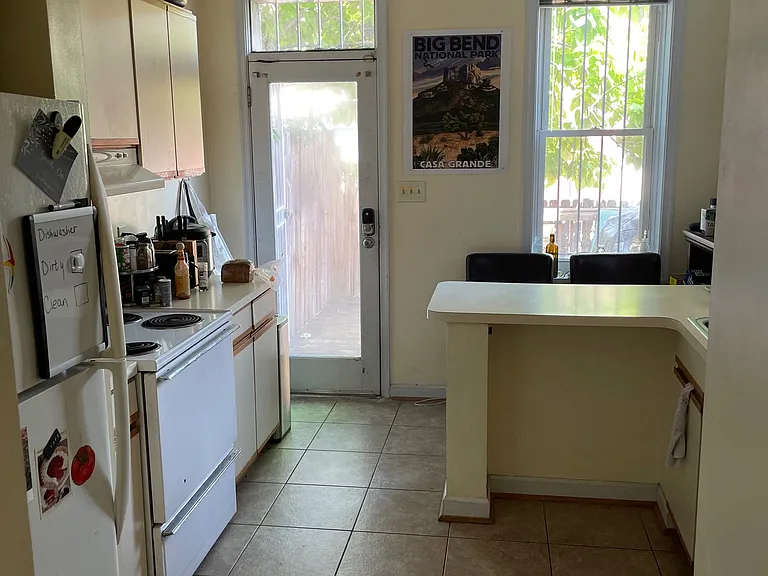 623 Elliott St NE — Photo 4