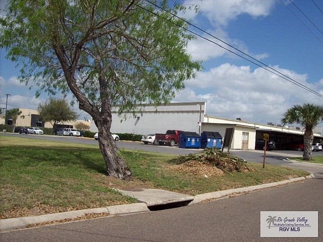 2nd image of 810 North Blvd