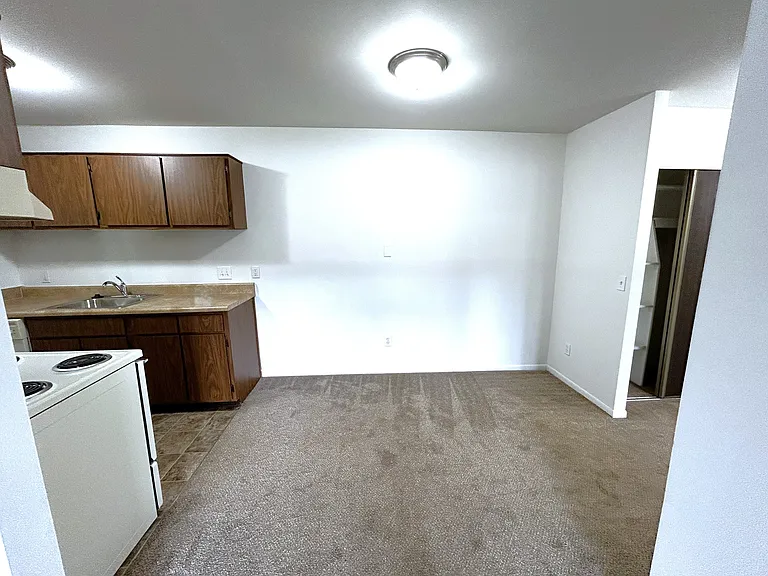 Charter Oaks Apartments — Photo 38
