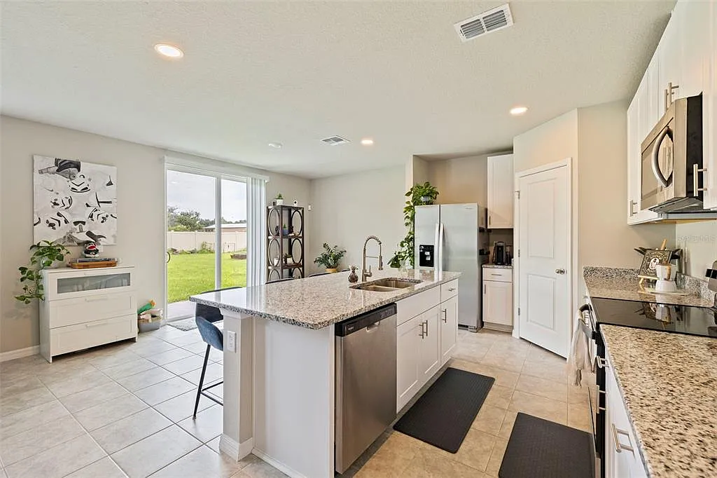 3 bed, 2.5 bath, 1968 sqft, $2,650 — Photo 3