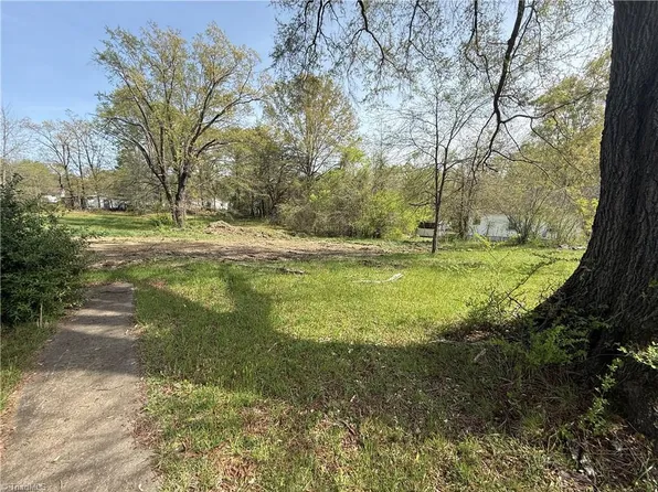 616 Friendly Rd, Eden, NC 27288