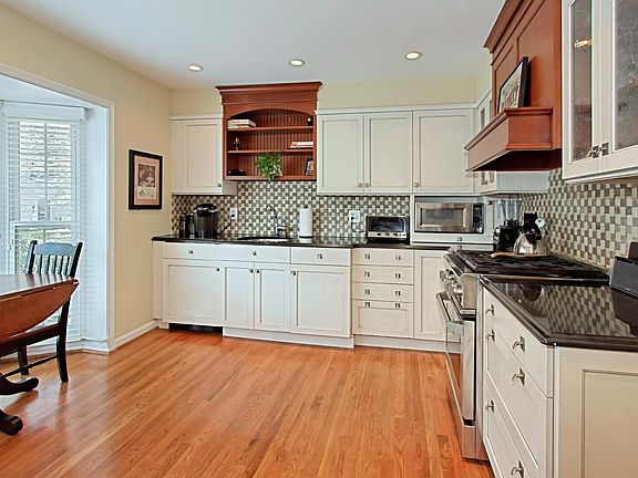 3rd image of 7386 Hallcrest Dr