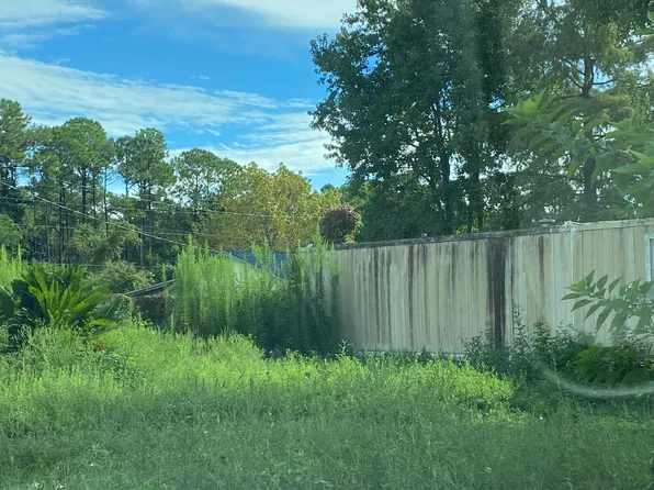 105 Dolphin Rd, Mary Esther, FL 32569