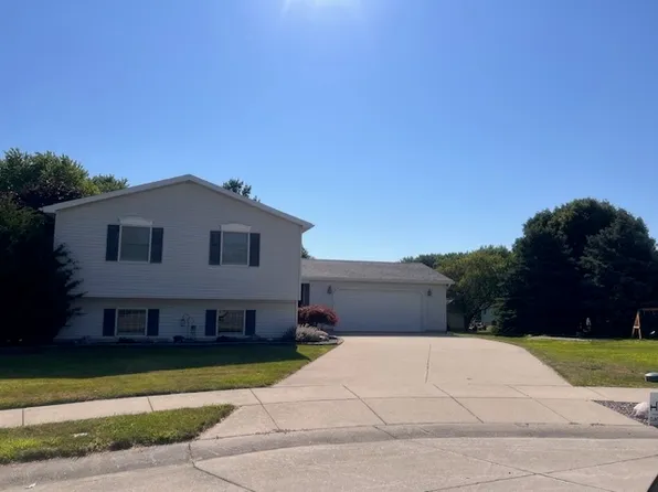 48 Kirkwood Dr, Clinton, IL 61727