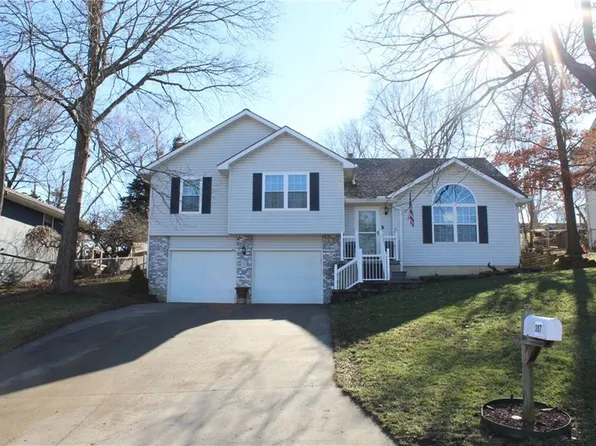307 SW 13th St, Oak Grove, MO 64075