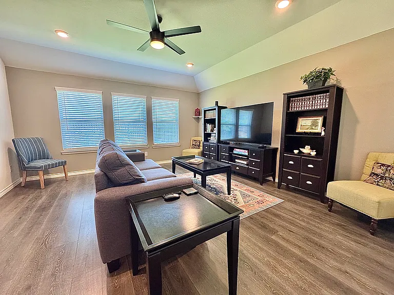 2369 Rosaline Dr — Photo 5