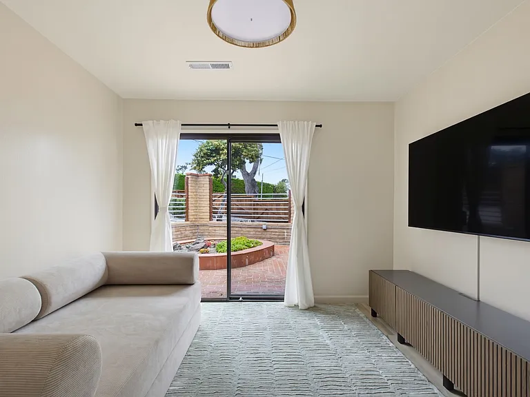 Entertainment room with garden view (Pic 1)